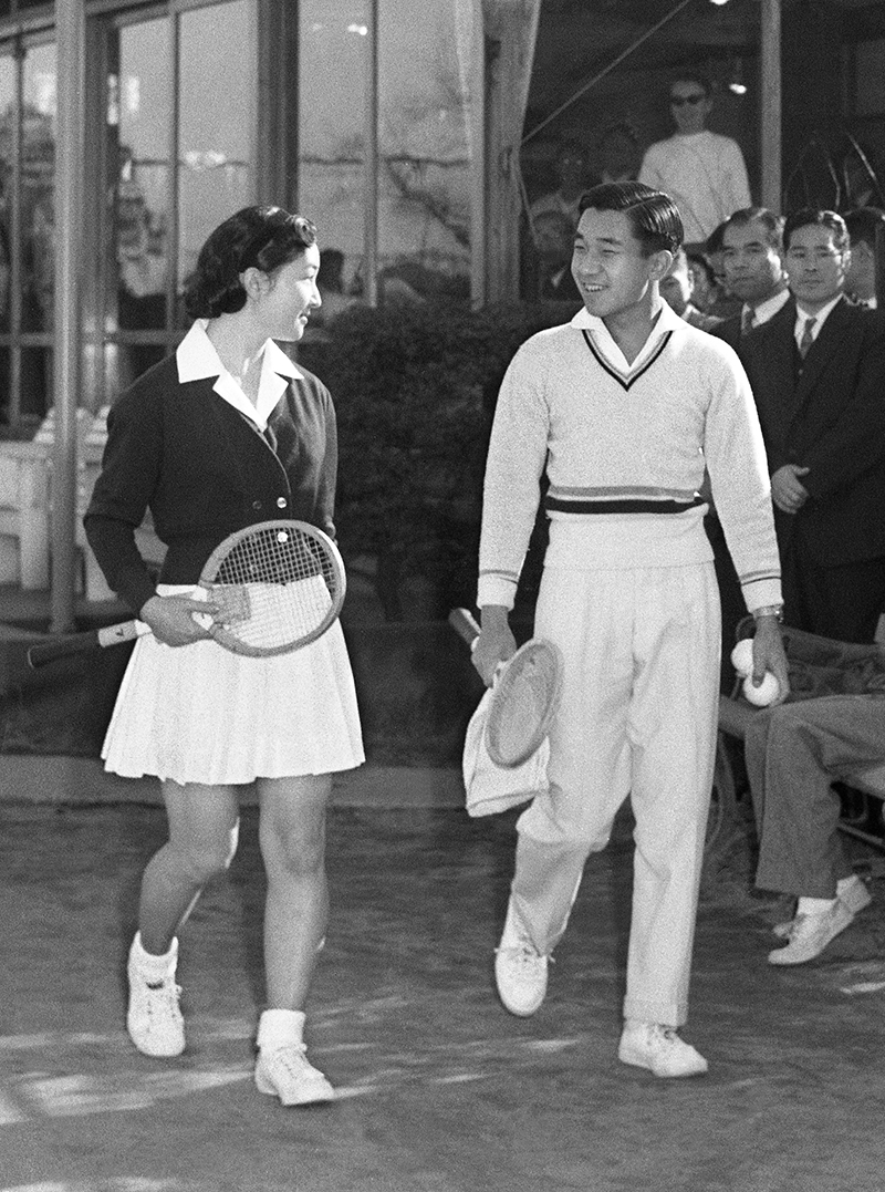 婚約後初めてコートに立たれた上皇ご夫妻（1958年12月、東京・港区。写真／共同通信社） 