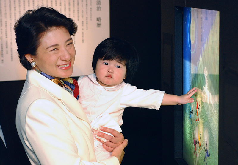 雅子さまは療養中も、愛子さまとともに藤城さんの作品を鑑賞に訪れていたという（2002年10月、東京・中央区。写真／共同通信社）
