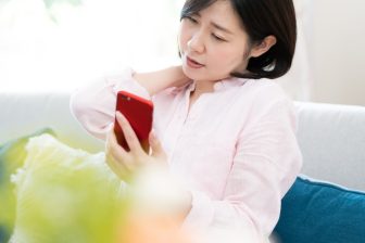 「寝ても疲れが取れない」感覚は夏に悪化!?若者でも増えている”スマホ寝不足”は「貼…