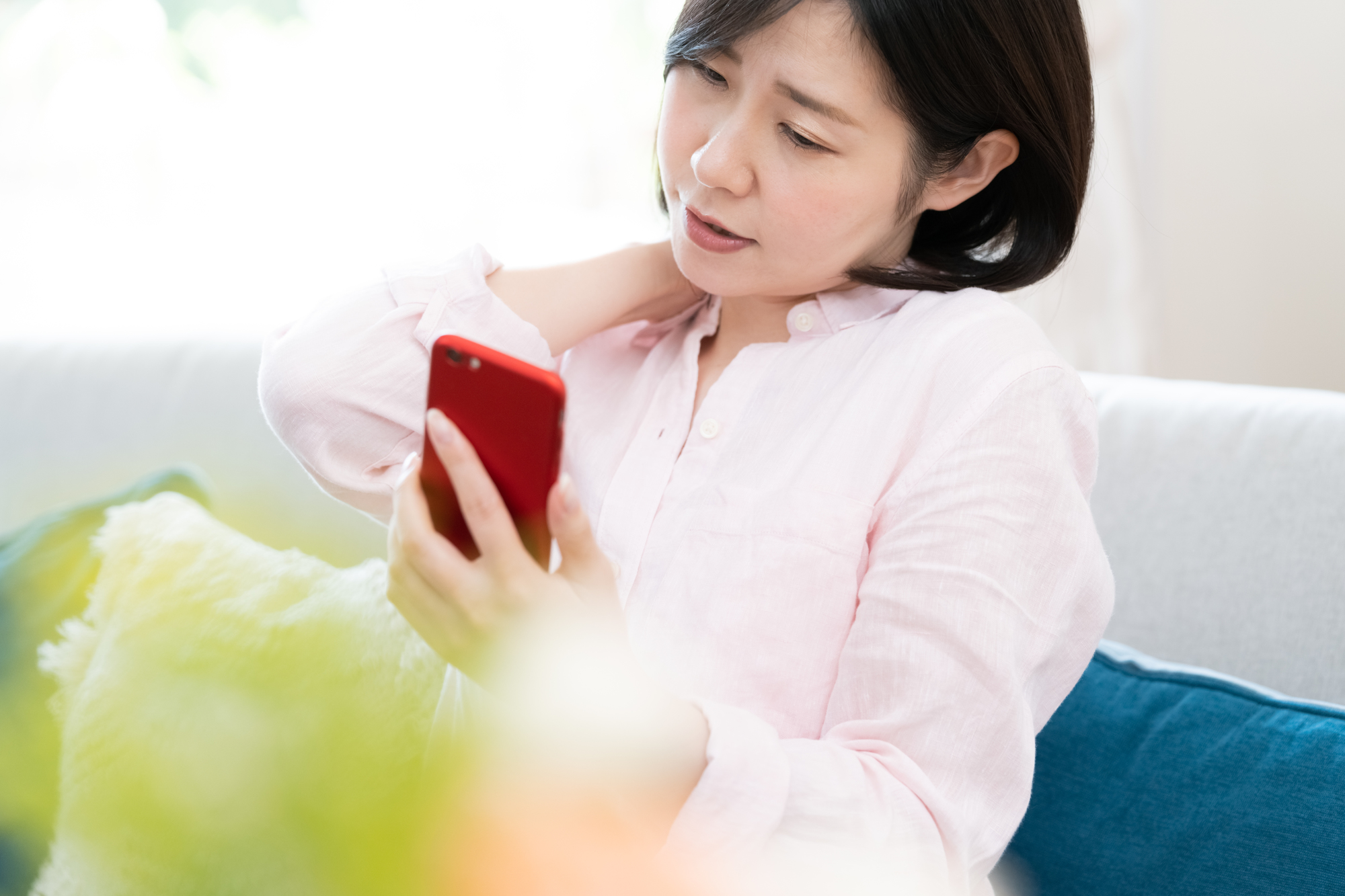 スマホが手放せない現在、睡眠の質の低下による疲労の蓄積が悪循環を招くリスクが高まっている