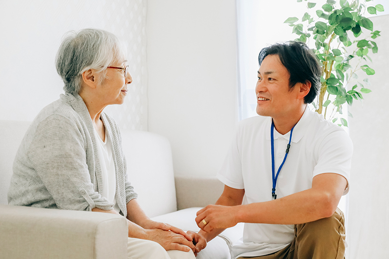 上手に看取るには、家族以外の力を借りることが大切（写真／PIXTA）