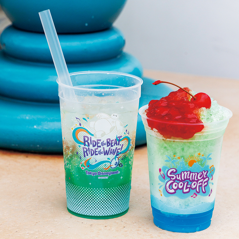 （左）シトラス＆マスカット味のスパークリングドリンクは880円。（右）メロンシロップにさくらんぼがのったシェイブアイスは600円。