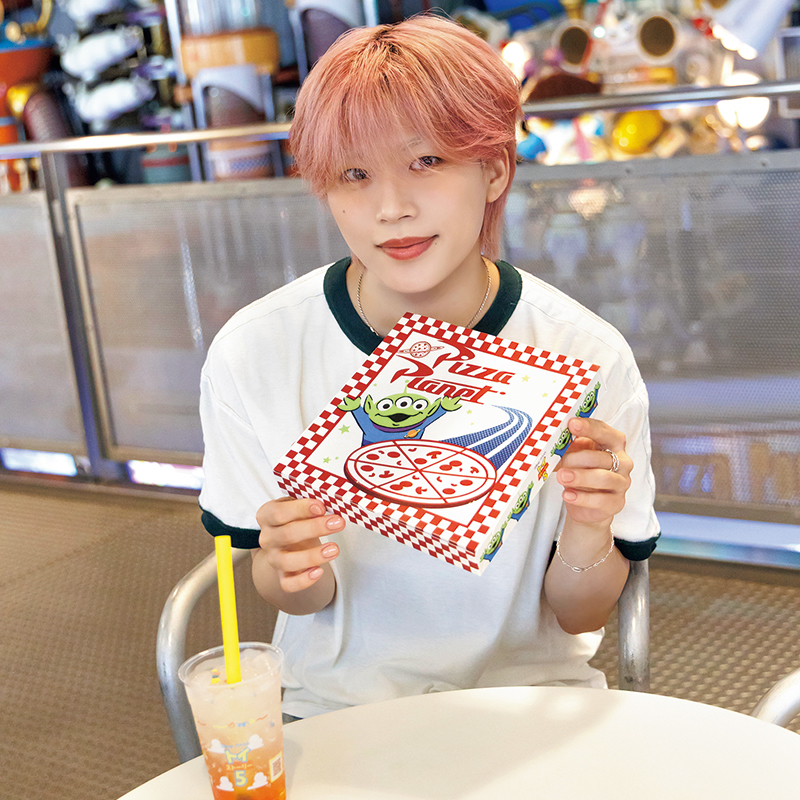 パッケージもとってもキュート！「少し前までライブのために減量をしていたので、ピザが沁みる〜！」ともぐもぐ