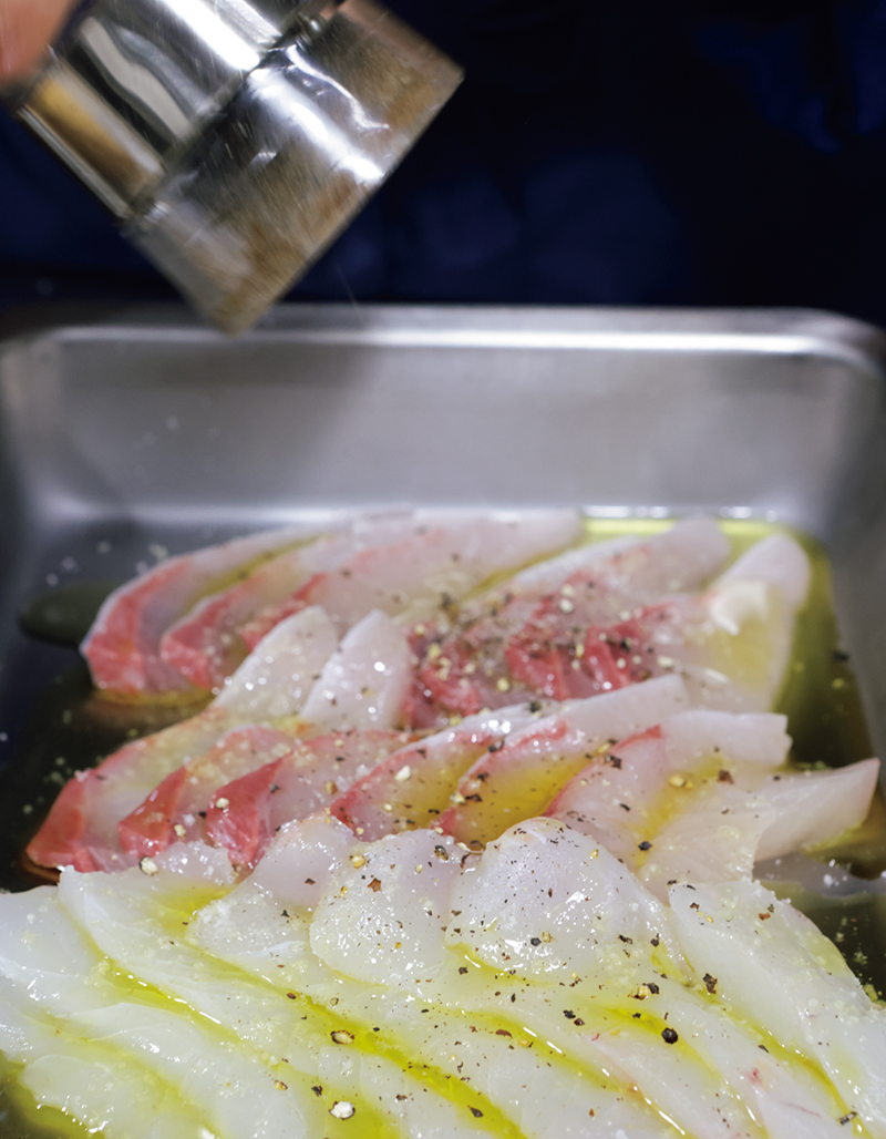 「塩、こしょう、オリーブオイルで下味をつけておくと刺身がぐっとおいしくなり、野菜にも馴染みます」