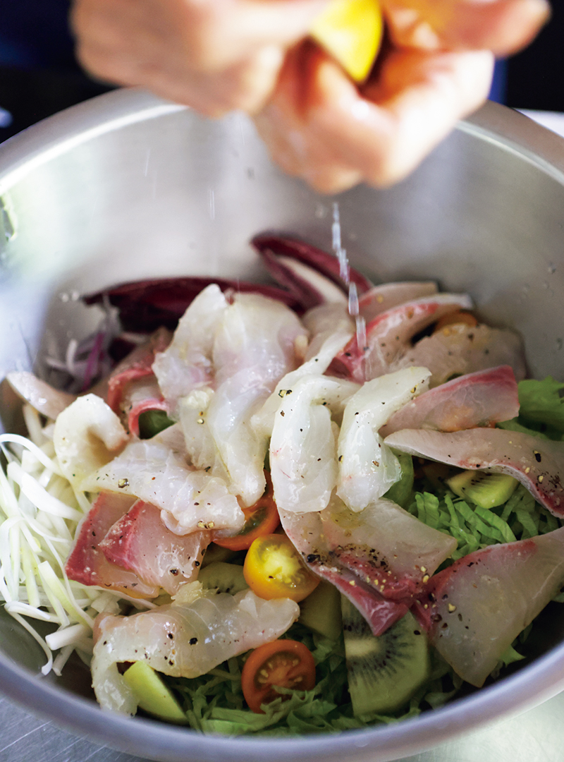 刺身と野菜には下味が絡まっているので、レモン汁を加えるだけ。ドレッシングなどは必要なし。