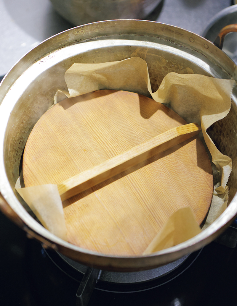 落としぶたをすると短時間でムラなく味がしみ込み、ふっくらと仕上がる。「間にオーブンシートを敷くと、魚の皮が落としぶたにくっつくのを防げます」。