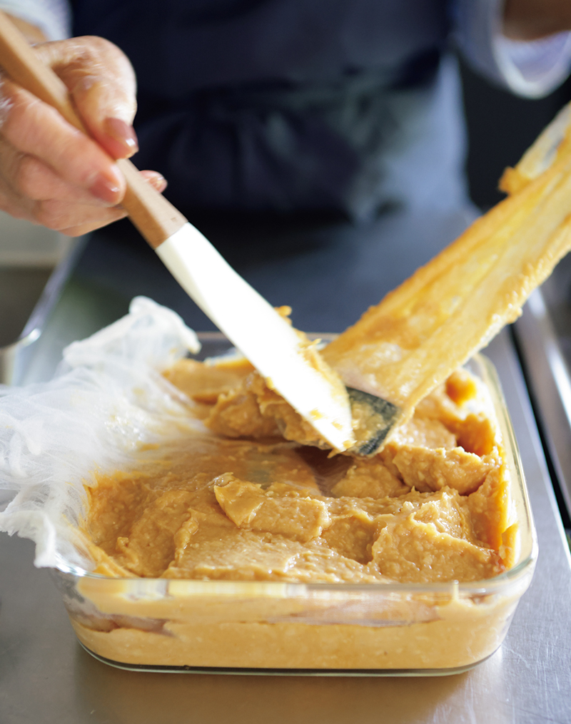ネットを引っ張れば、食べる分だけ取り出せる。漬けてから2日以上食べないときは、みそ粕床から出し、冷凍庫で保存を。