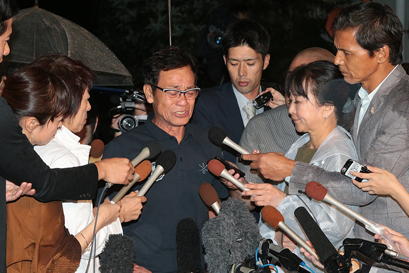 2017年、良太郎さんの逮捕を受けて、会見したアキラ