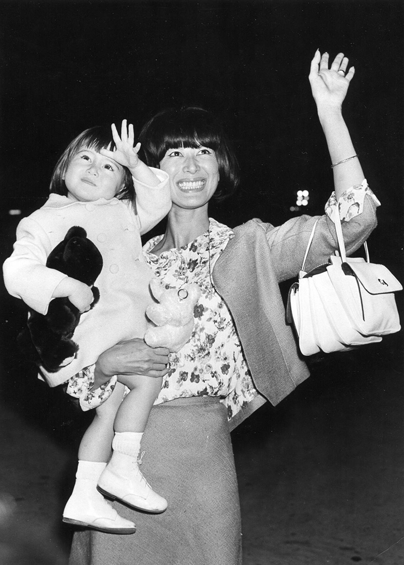 空飛ぶマダムといわれた当時の岸さん。愛娘の麻衣子さんを抱いて