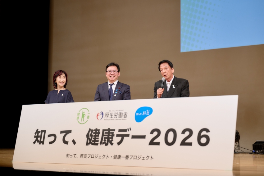 上野功労大臣（中央）とともに