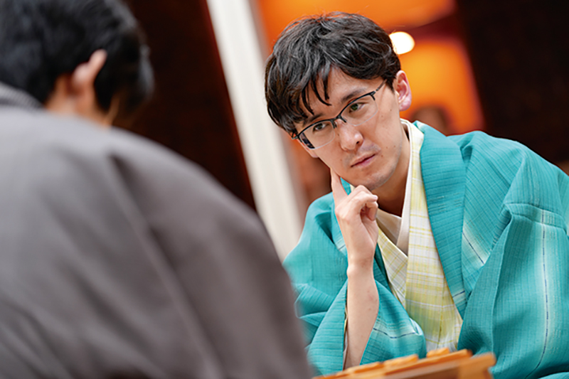 7月5日、王位戦の第一局で見事藤井聡太六冠から勝利（写真／日本将棋連盟）