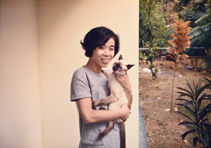 シヅとネコ。動物好きなシヅと違い、克弥はどんな動物も一切「可愛い」と思ったことがないという。（本人提供）