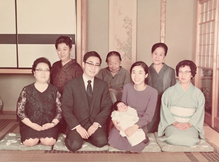 長男が誕生した際の記念写真。前列左端から克弥の母の登代子、克弥、長男、シヅ、シヅの母。後列中央が克弥の祖母のイマ。（本人提供）