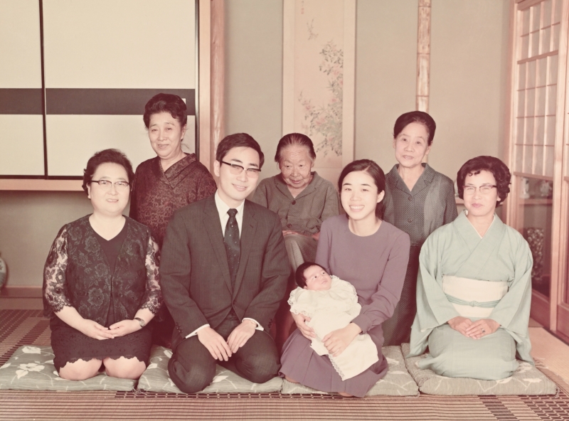 長男が誕生した際の記念写真。前列左端から克弥の母の登代子、克弥、長男、シヅ、シヅの母。後列中央が克弥の祖母のイマ。（本人提供）
