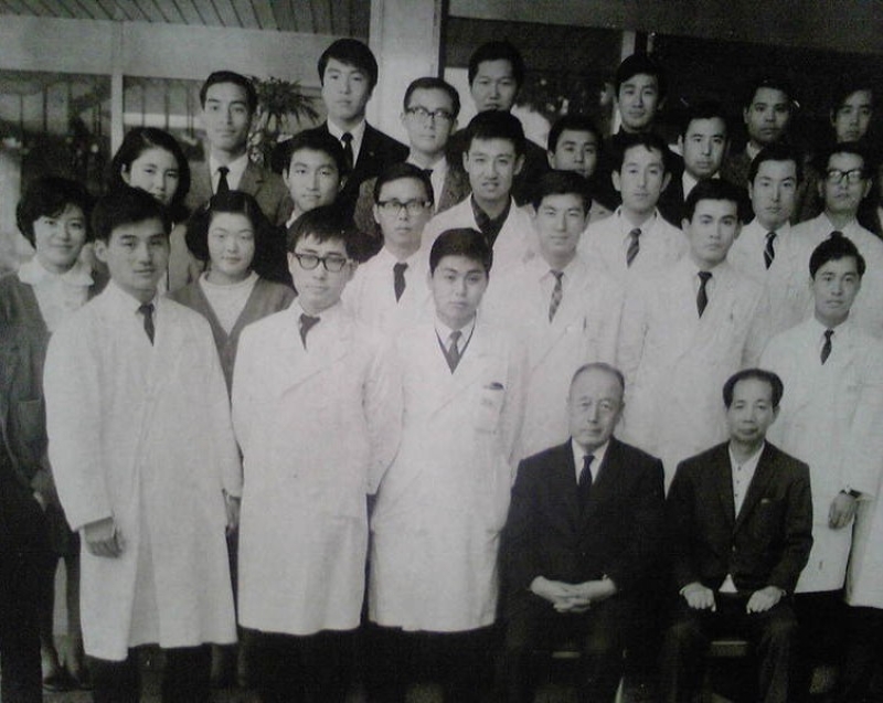 大学院では整形外科を選択。そこで偶然知った「処女膜再生術」が、後に克弥を助けることになる。最前列左から2人目が克弥。（本人提供）
