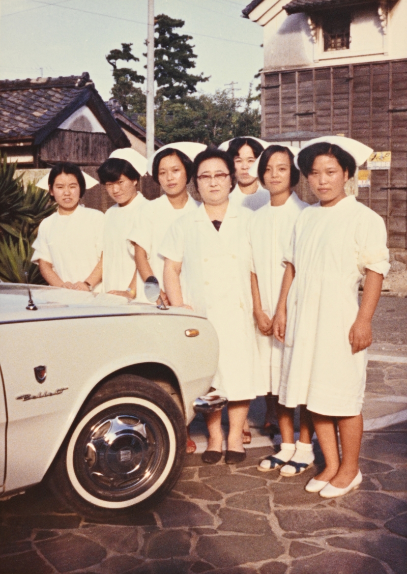 高須医院の従業員たち。右から２人目がミユキ、４人目が克弥の母・登代子。（本人提供）