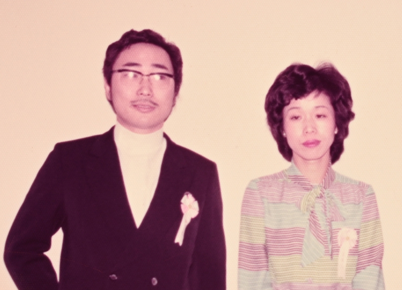 高須病院が開業して1年後の克弥とシヅ。休まず働く克弥をシヅがサポートした。（本人提供）