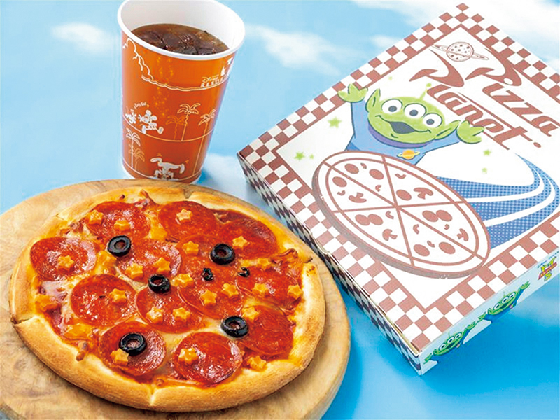 期間限定のパッケージに入った「ペパロニピザ」は単品900円、ドリンクセット1180円