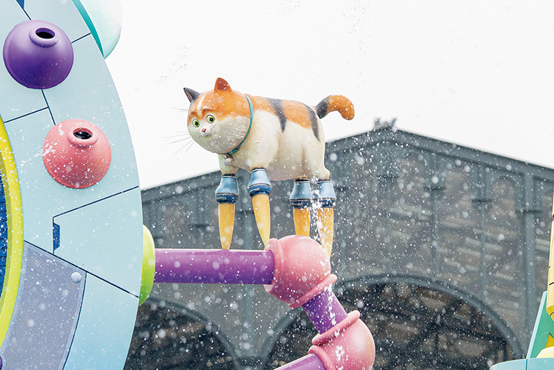 フロートには猫の「モチ」や怪獣のヒーロースーツを着た「フレッド」など、映画『ベイマックス』に登場するキャラクターが多数いるのにも注目！