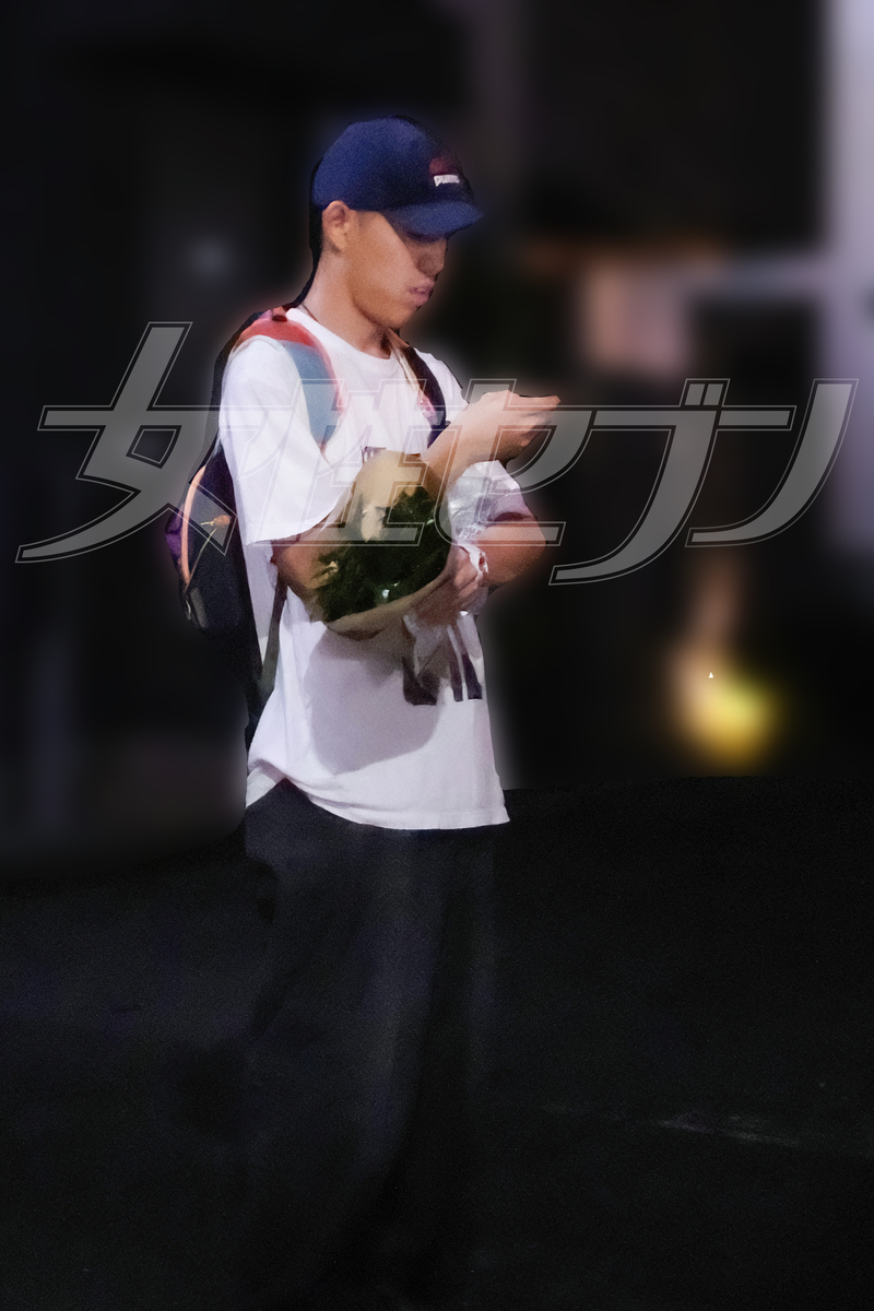花を持つ姿もおしゃれ（8月上旬）