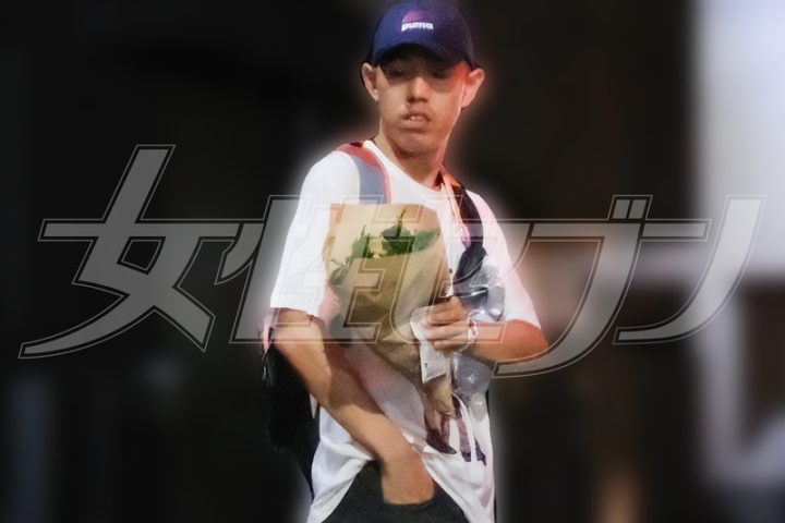 8月上旬、花を持つ都筑
