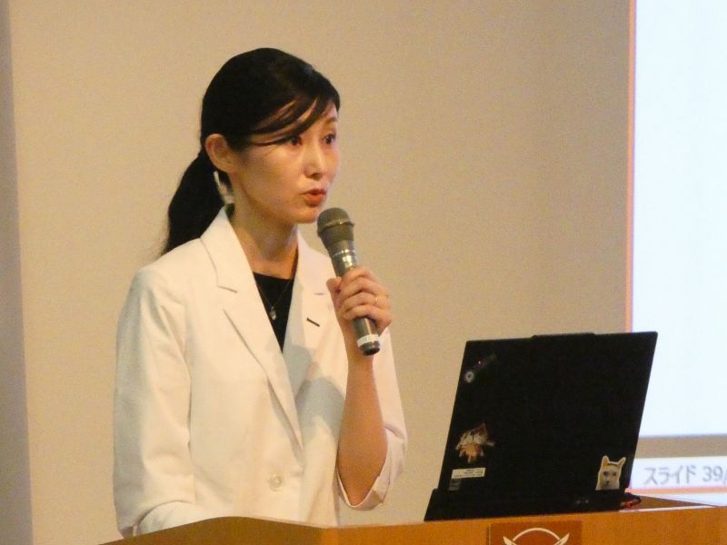 事前発表会で発表する大正製薬研究員の井野口さん。二十数年、研究一筋という