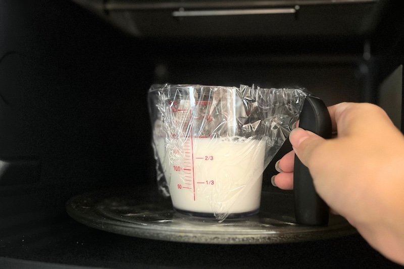 牛乳をレンジで温める際は、吹きこぼれにご注意を。様子を見ながら加熱してください。