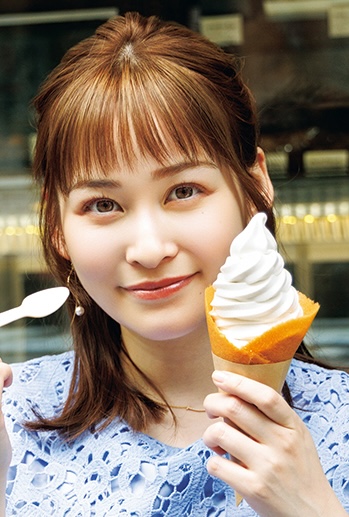 「バニラソフトクッキーコーン」600円。「バターが香ばしいラングドシャコーンで、優しい甘みのアイスとマッチします」（岩田アナ）。