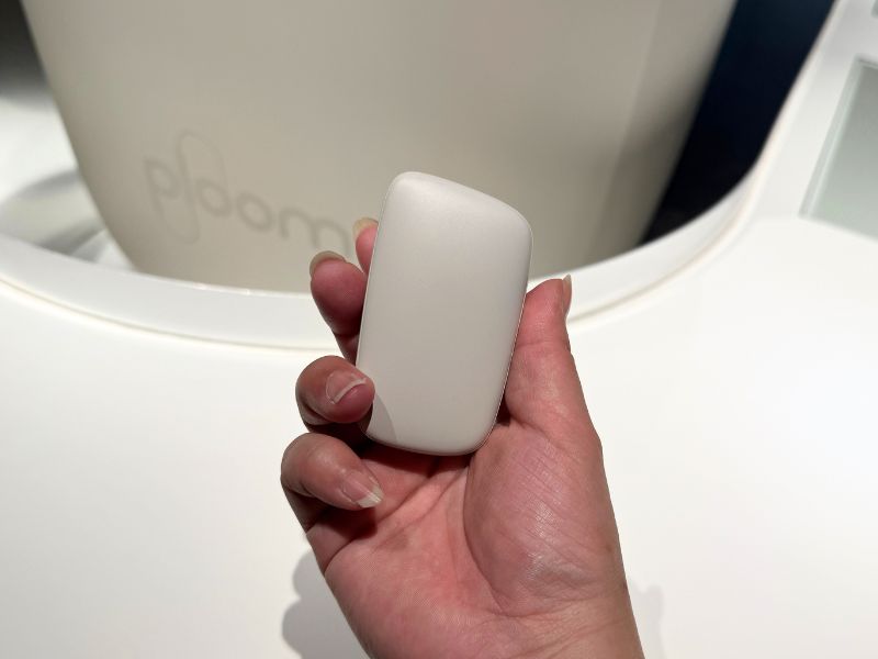 マットな質感で女性の手のひらにもスッと収まる「Ploom CUBE」