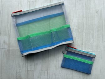 「790円でこの収納力はすごい！」ファミマのメッシュポーチを3個愛用中。580円の“ミニ”はお財布代…