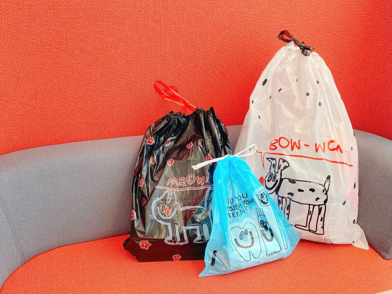 3COINSの「ひも付きロールポリ袋」（330円・税込）。左からS、SS、Mサイズ