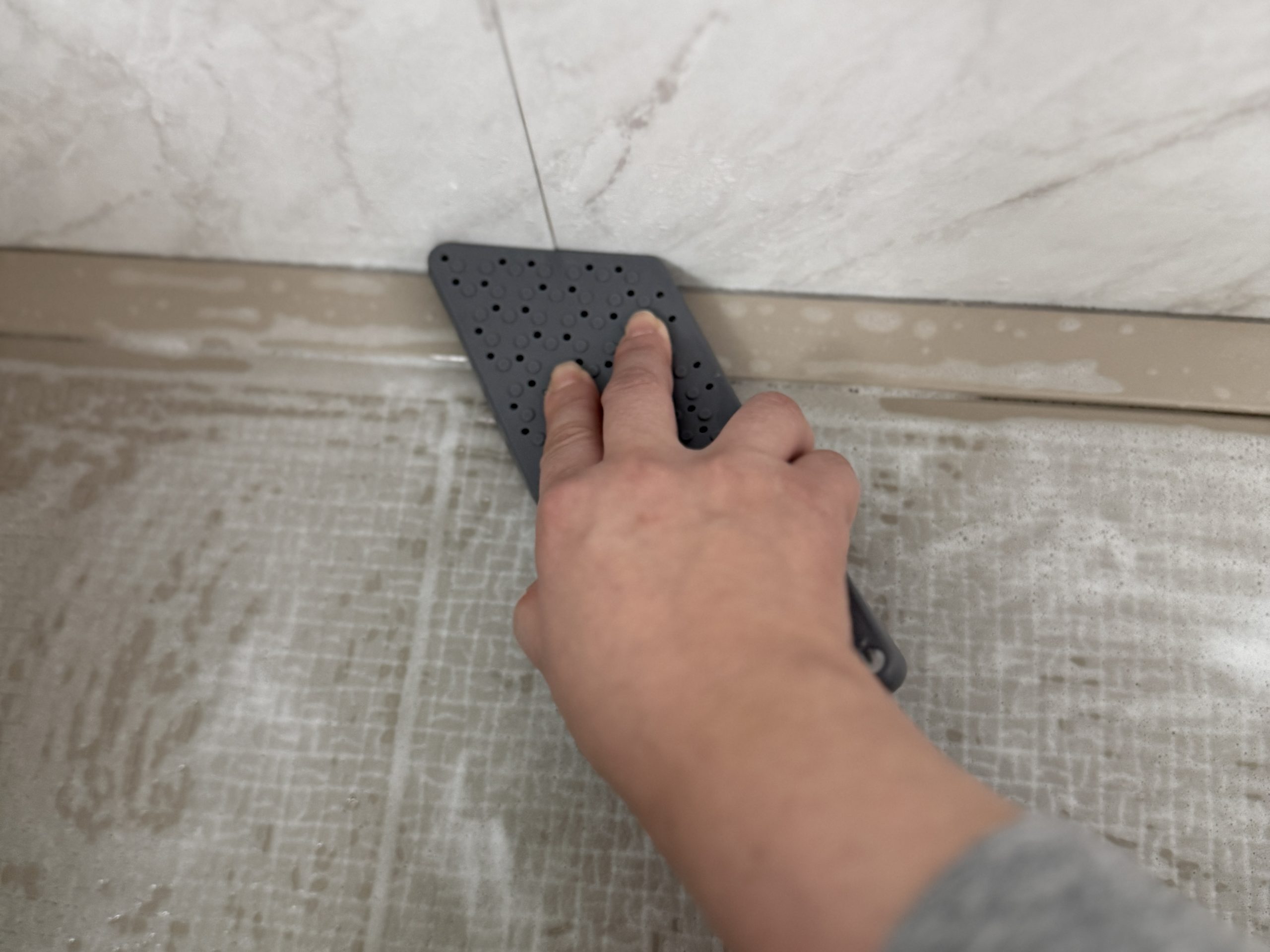 ブラシが斜めになっているのがかなり優秀。壁際も掃除しやすい！