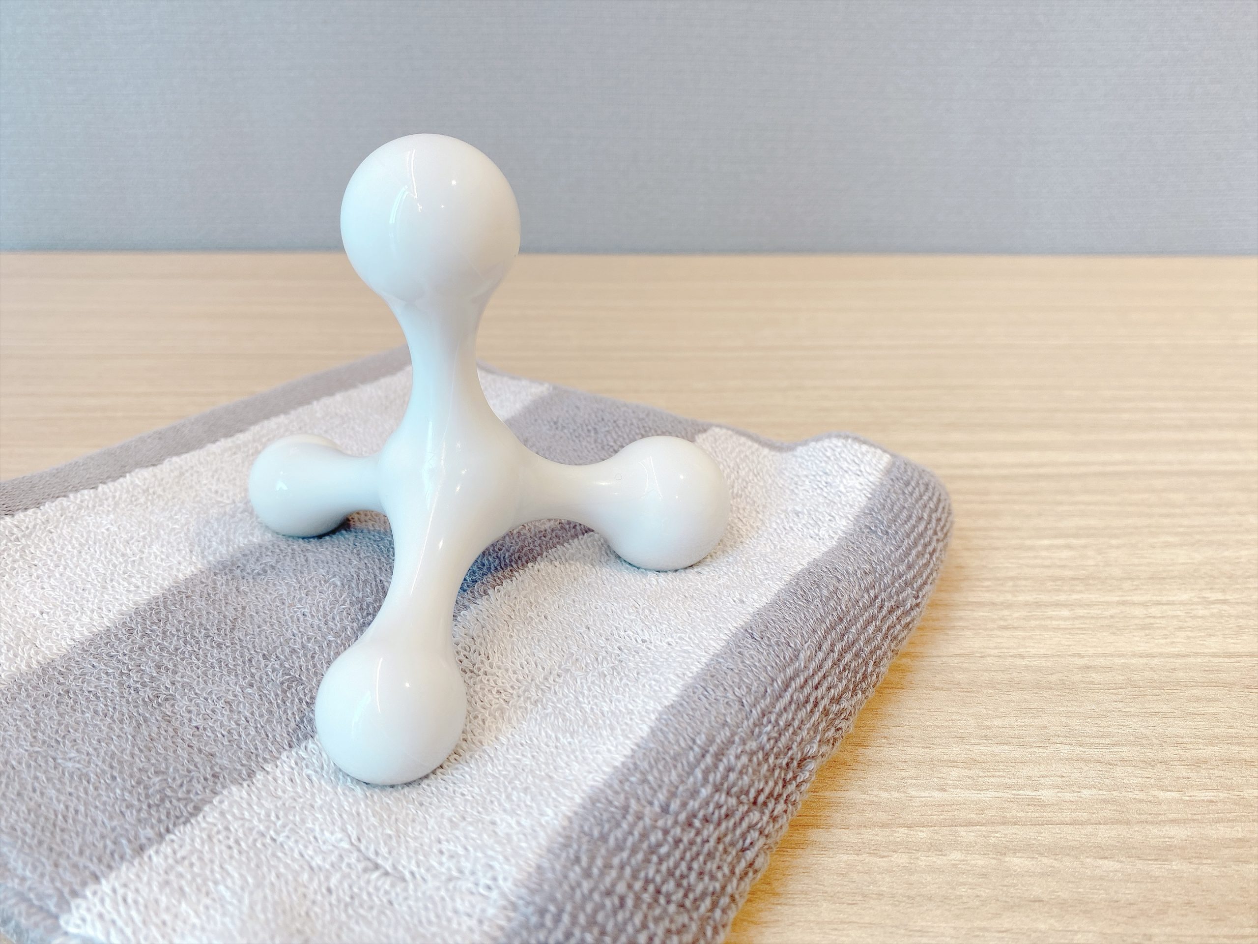 大小4つの突起が、体のさまざまな箇所にフィットするカギ