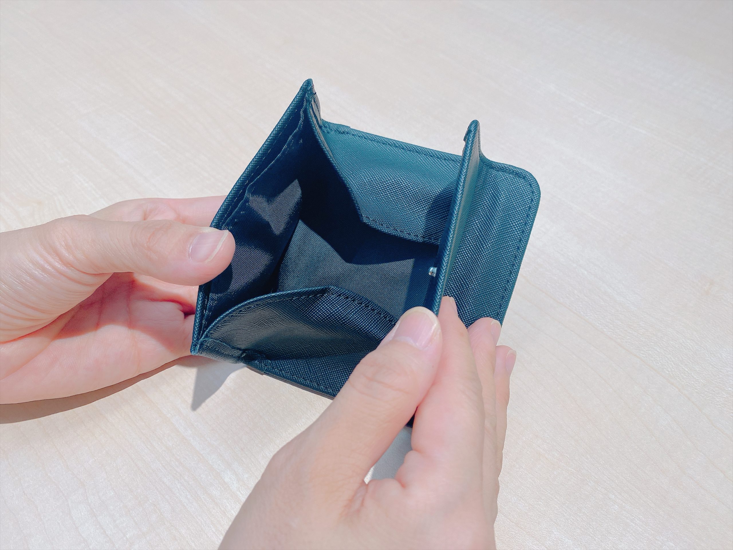 小銭入れはガバッと大きく開く