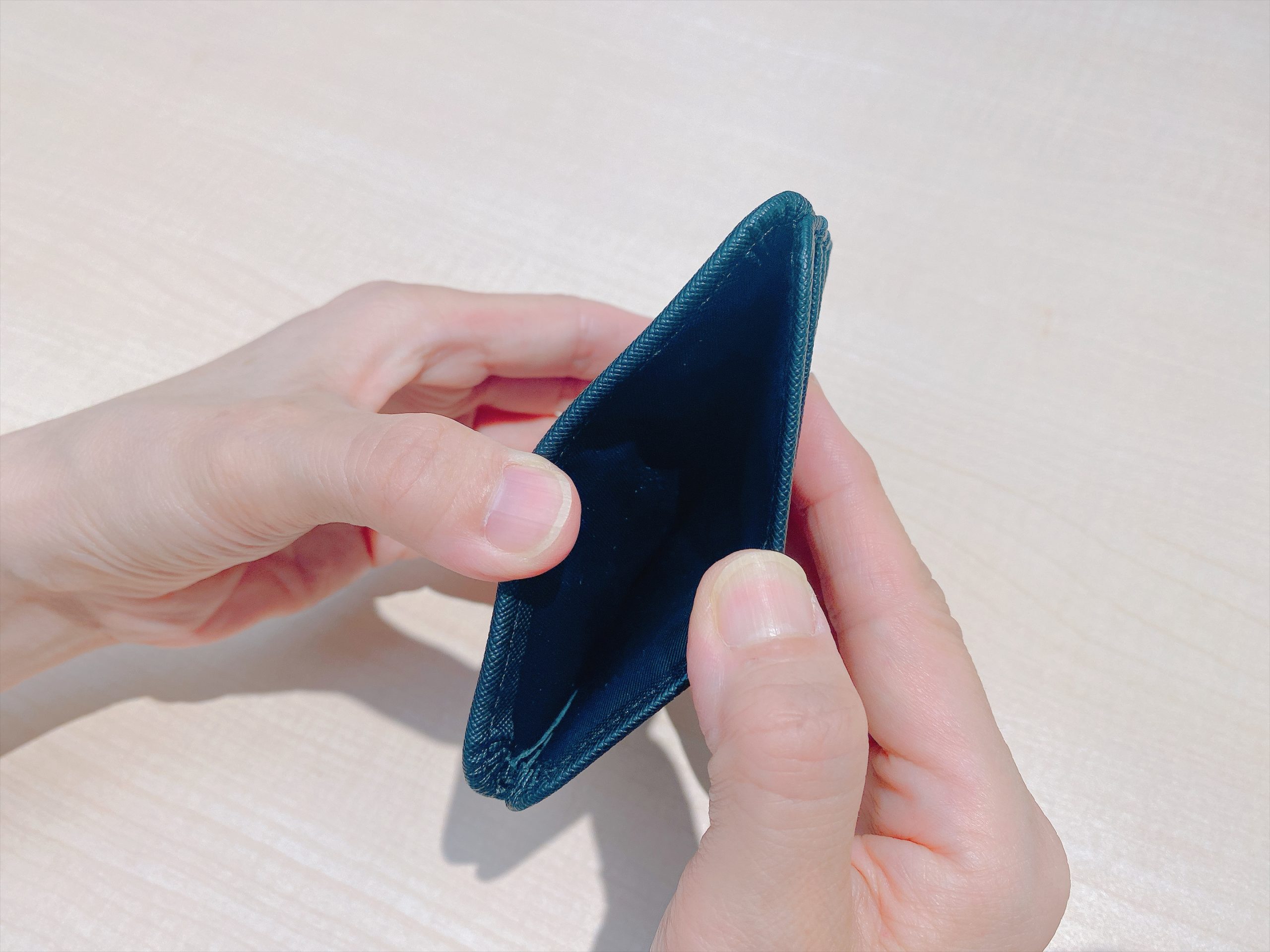 お札は二つ折りでスッキリ収納