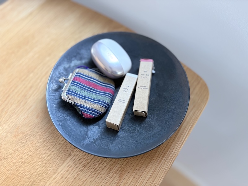 イヤホン、小銭入れなど、毎日使うものを載せている陶器のお皿。「お香」もここにまとめているけれど、ちゃんとなじんでいます
