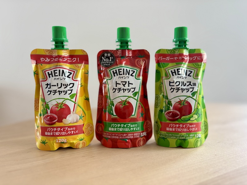写真左から、「ガーリックケチャップ」、「トマトケチャップ」、「ピクルス味ケチャップ」