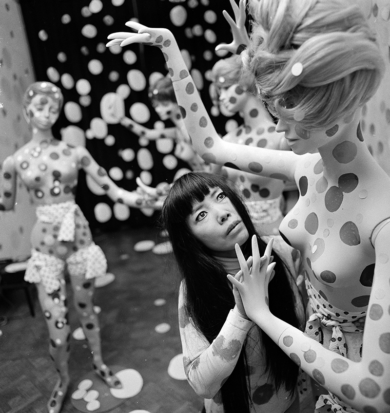 ニューヨーク時代の草間さん。立体作品も数多く手がけた（1967年、写真／アフロ ）