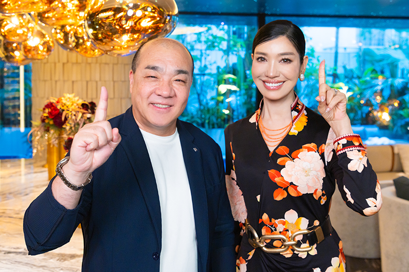 エクスコムグローバル代表取締役社長・西村誠司さんとアンミカさん（撮影／田中智久）