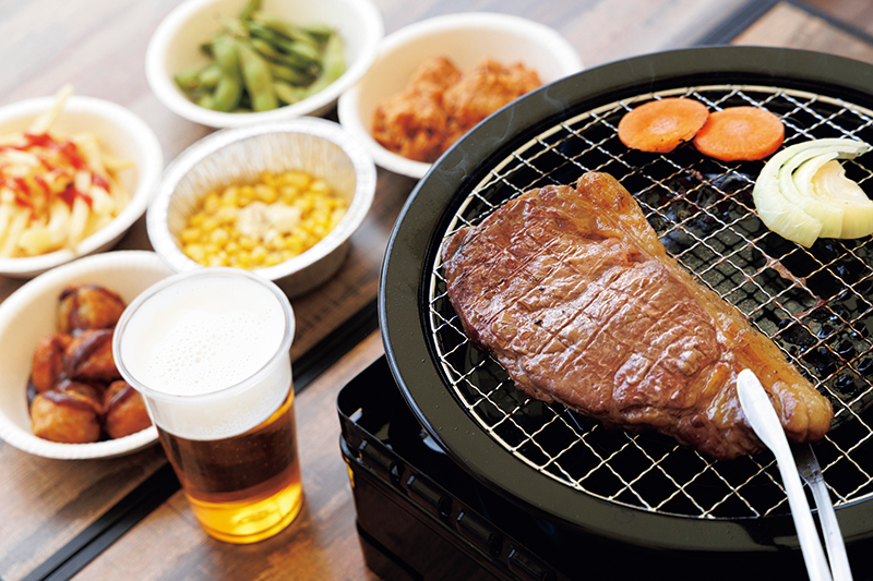 BBQ＋屋台食べ放題、飲み放題セットのコースは5720円～。隅田川花火大会が開催される7月25日の席は6月19日10時から予約でき、一人3万8000円。