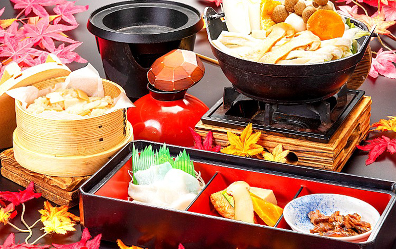 昼食は、山梨の郷土料理「ほうとう」に秋の味覚を取り入れた「松茸尽くしほうとう御膳」