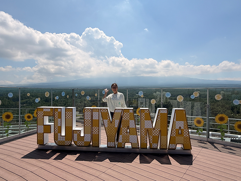 富士山の絶景スポット「FUJIYAMAタワー」の最上階。裾野まで広がる富士山の全景を一望！