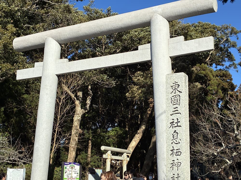 息栖神社の鳥居。この三社を線で結ぶと直角二等辺三角形となり、「その中では不思議なことが起きる」という噂も
