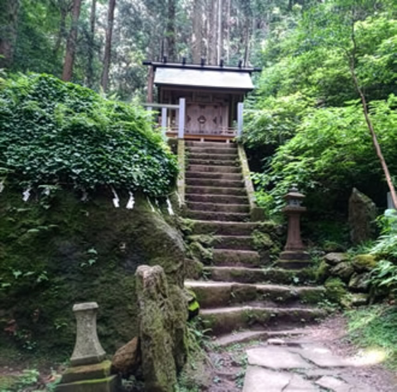 御岩山の中腹にたたずむ「奥宮かびれ神宮」