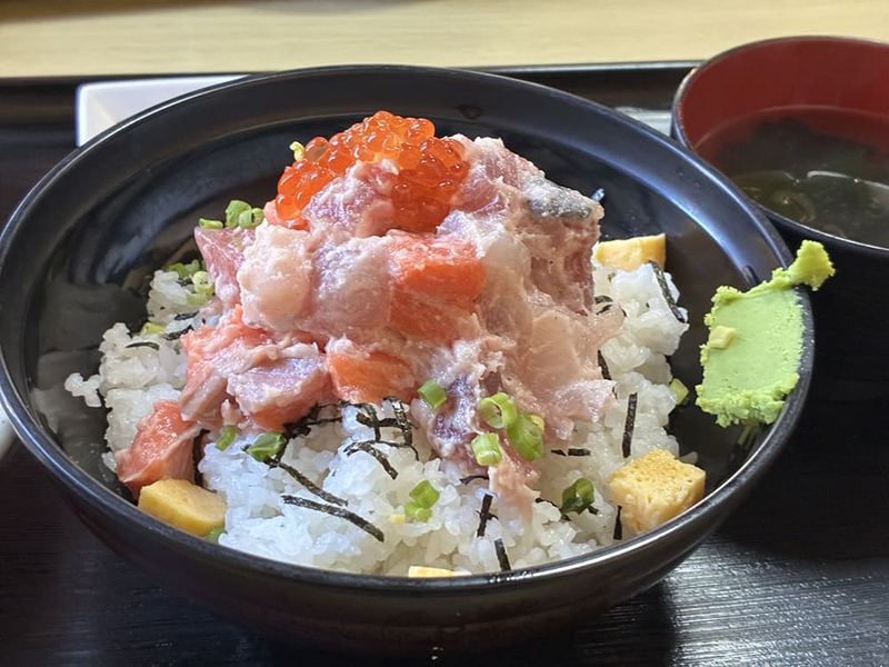 自由に食す昼食の一例、鹿島神宮近くの「漁師ぶっこみ丼」（2000円）