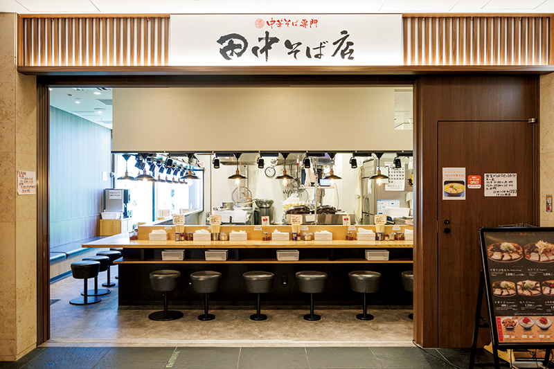 オフィスビル内にあり、窓から緑を見渡せる店内は明るく開放的で入りやすい。