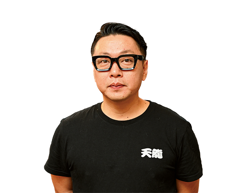 店長の市原俊助さん。「冷やし中華は9月まで。特製ラー油をたっぷりかけてどうぞ！」。