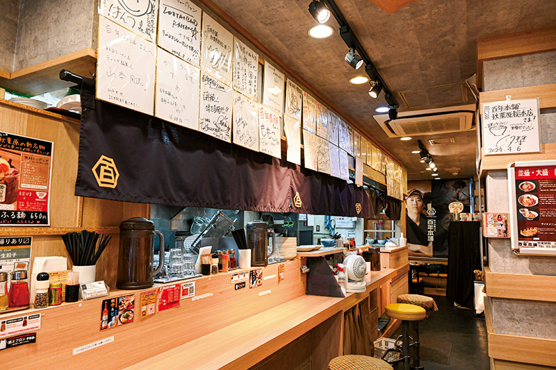 にぎやかな雰囲気の店内。汁あり・汁なし、温・冷と、年間を通して多彩なにらそばを提供中。