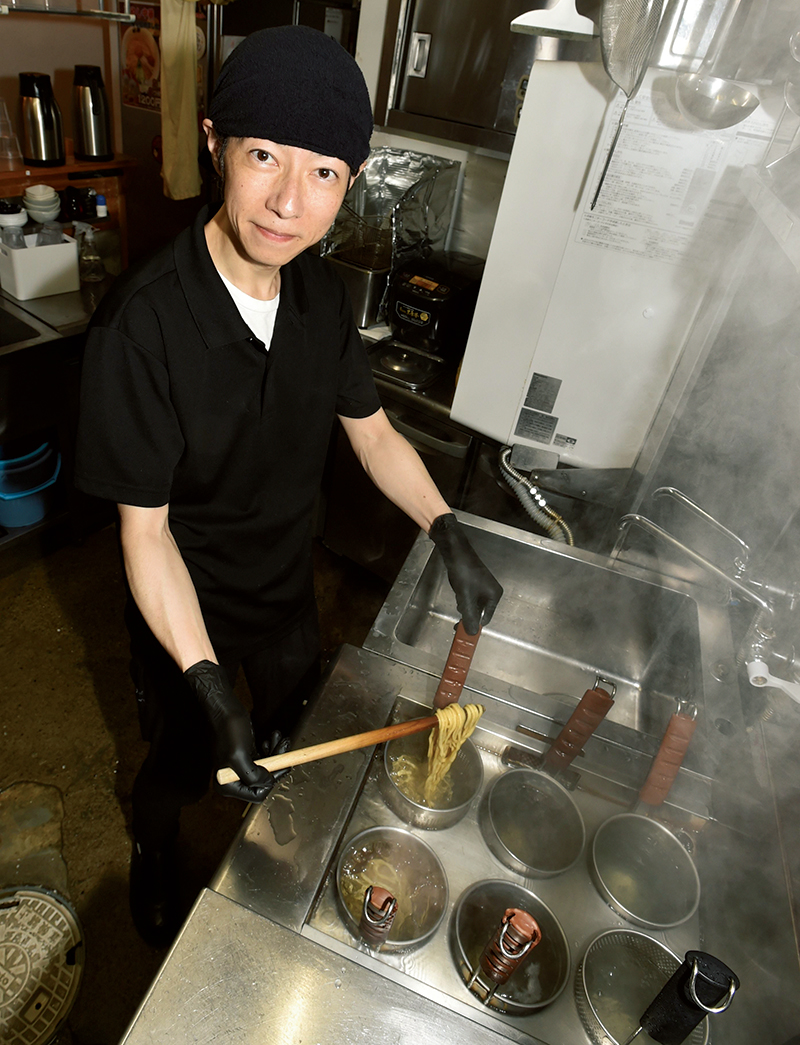 店長の森下崇紀さん。「小麦の香りと、跳ね返すようなコシの麺をぜひ楽しんで」。