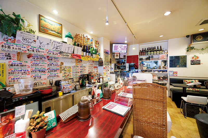 山形産の珍しい日本酒は、冷ったいラーメンとも好相性。上京した山形県民の憩いの場に。